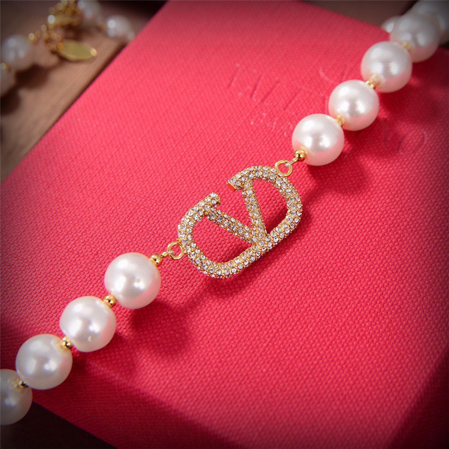 Va1e*ntin0 logo necklace