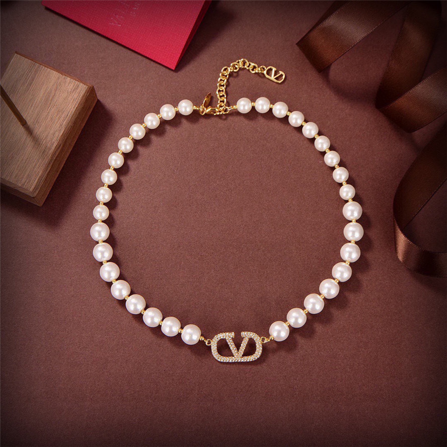 Va1e*ntin0 logo necklace