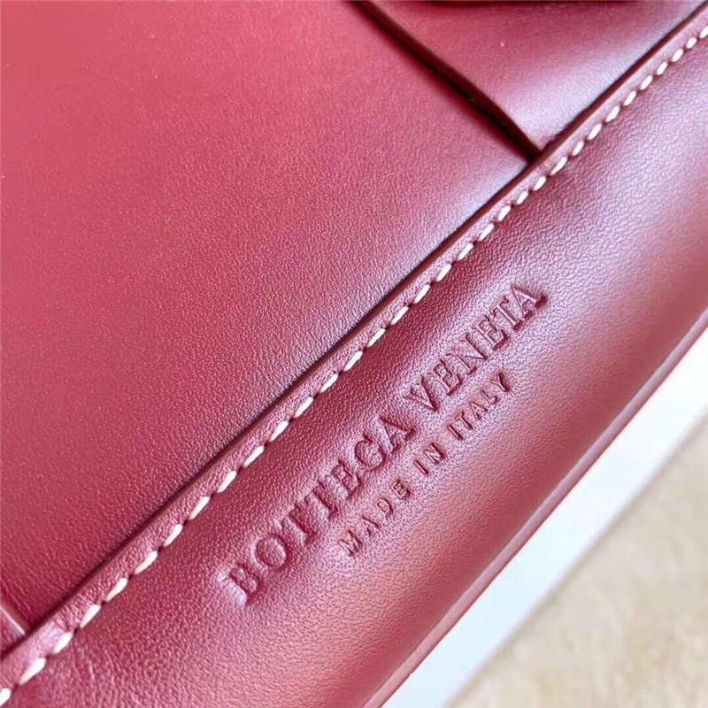 b0tt*ga Ven*ta arco 33 bag wine red