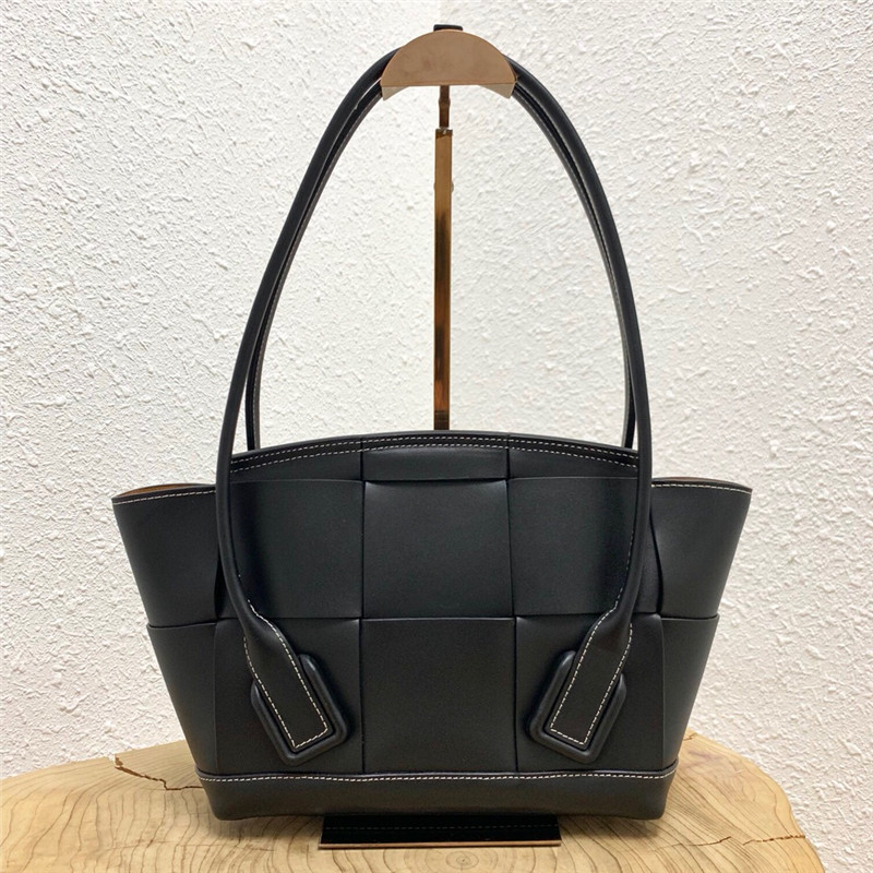 b0tt*ga Ven*ta black calfskin arco tote bag
