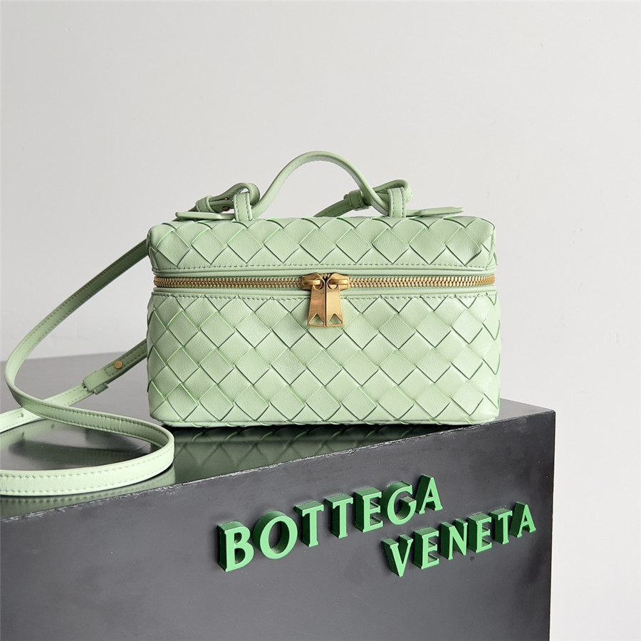 b0tt*ga Ven*ta woven zip crossbody bag