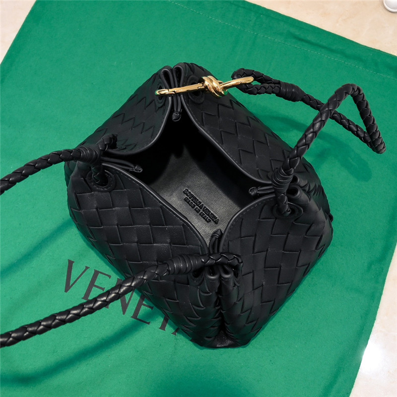 b0tt*ga Ven*ta parachute leather shoulder bag