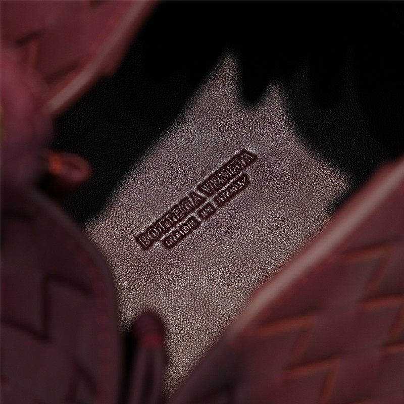 b0tt*ga Ven*ta parachute leather shoulder bag