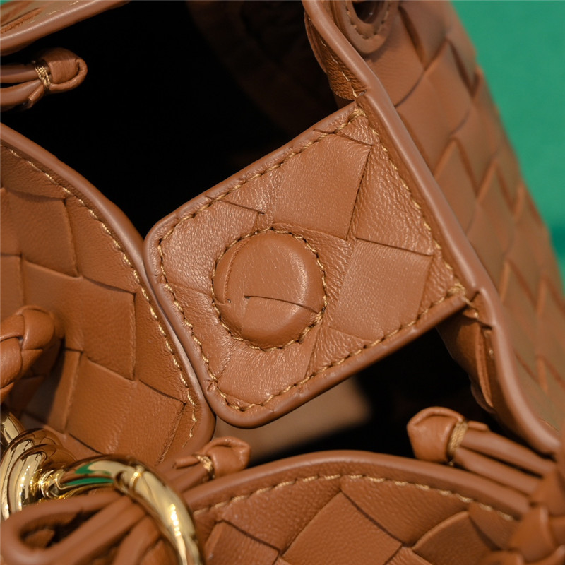 b0tt*ga Ven*ta parachute leather shoulder bag