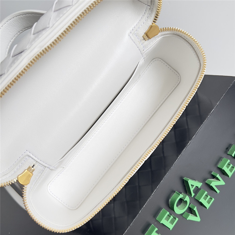 b0tt*ga Ven*ta woven zip crossbody bag