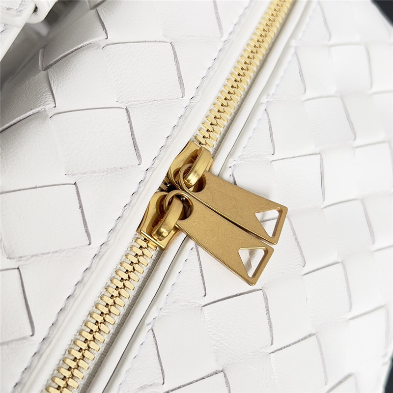 b0tt*ga Ven*ta woven zip crossbody bag