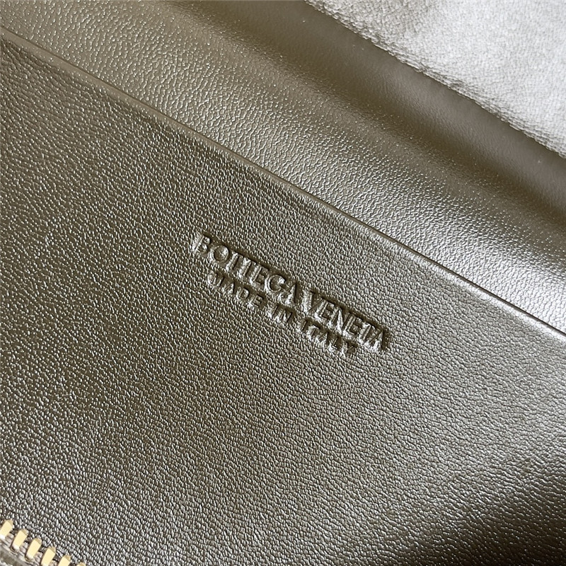 b0tt*ga Ven*ta woven zip crossbody bag