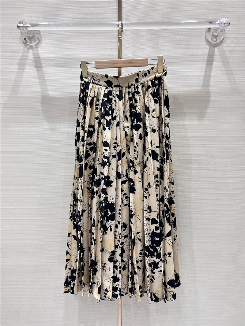 D10r pleated digital print long hem skirt
