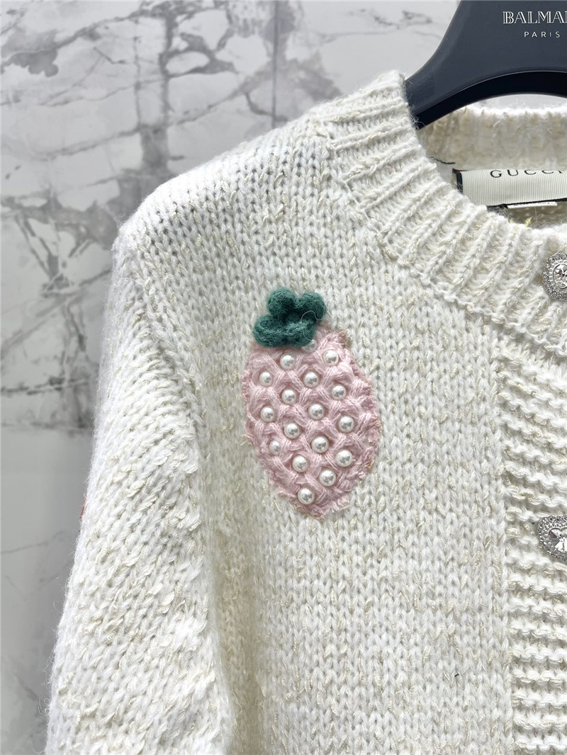 Gvc*1 white crewneck knit cardigan