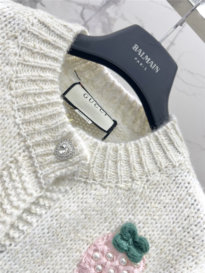 Gvc*1 white crewneck knit cardigan