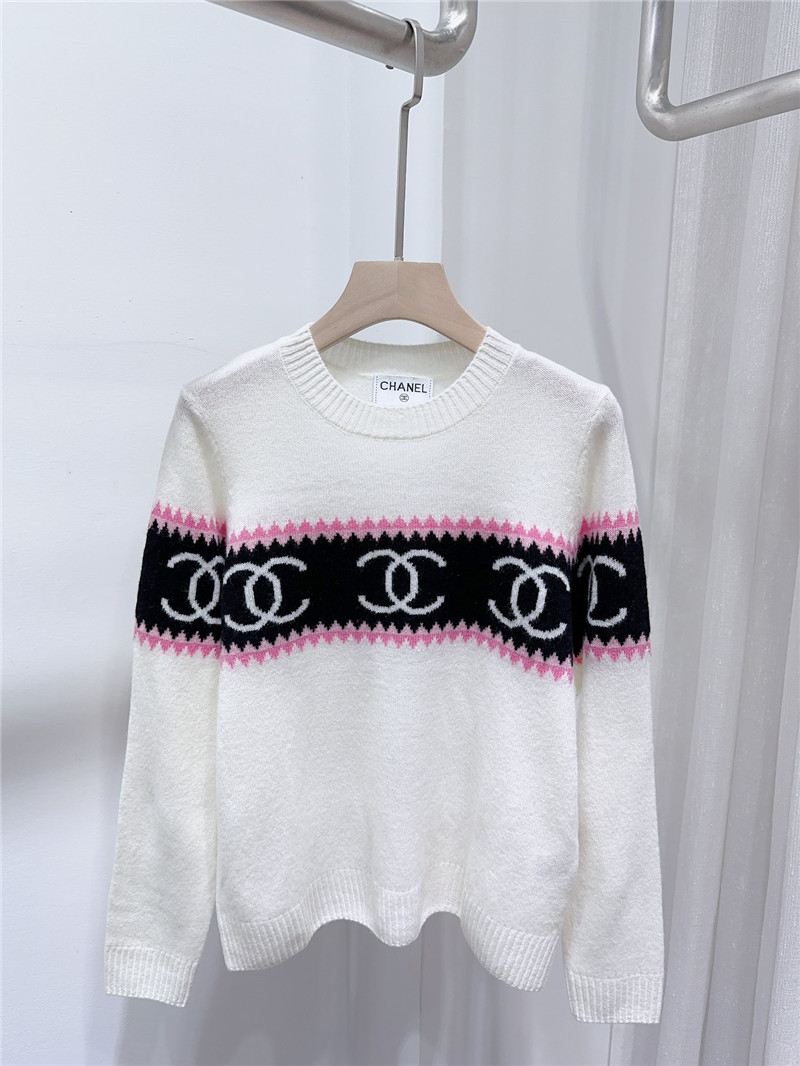 Ch**el logo cashmere sweater in elegant white