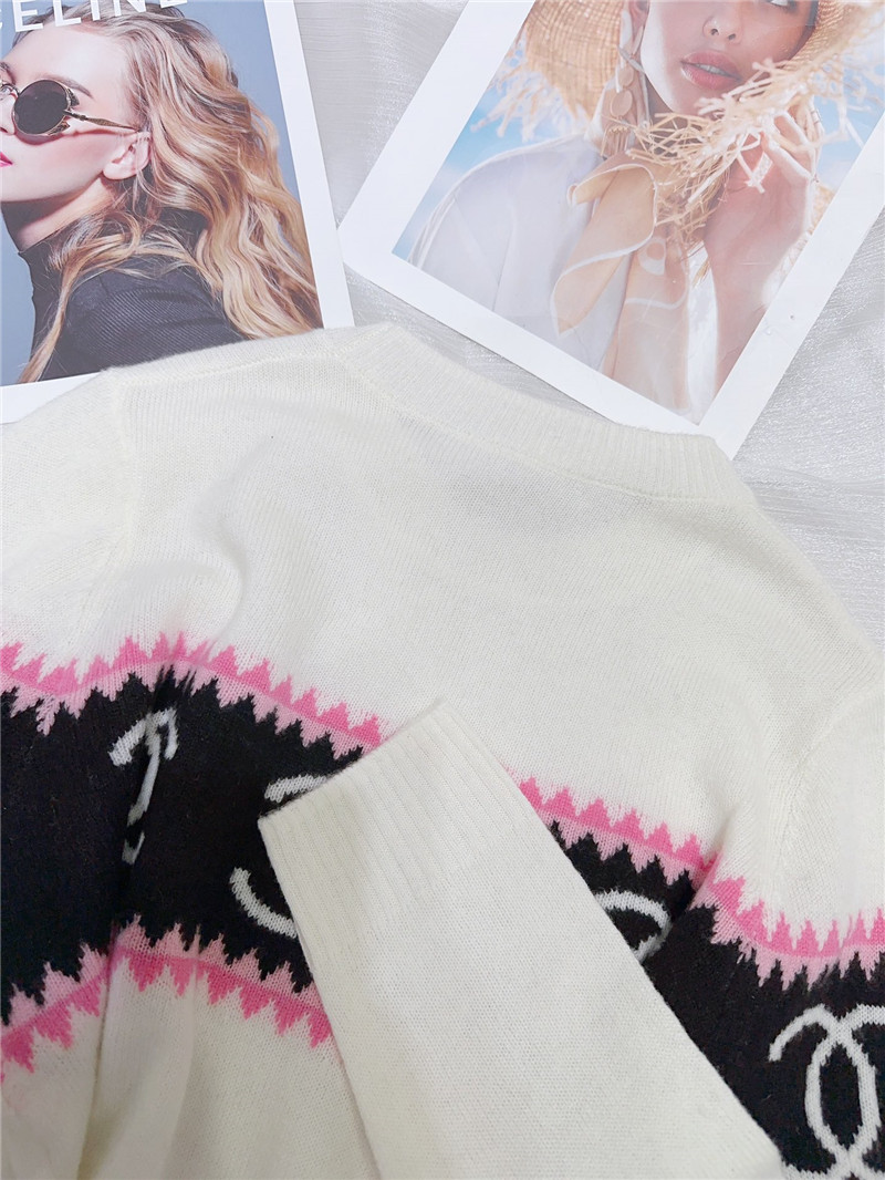 Ch**el logo cashmere sweater in elegant white