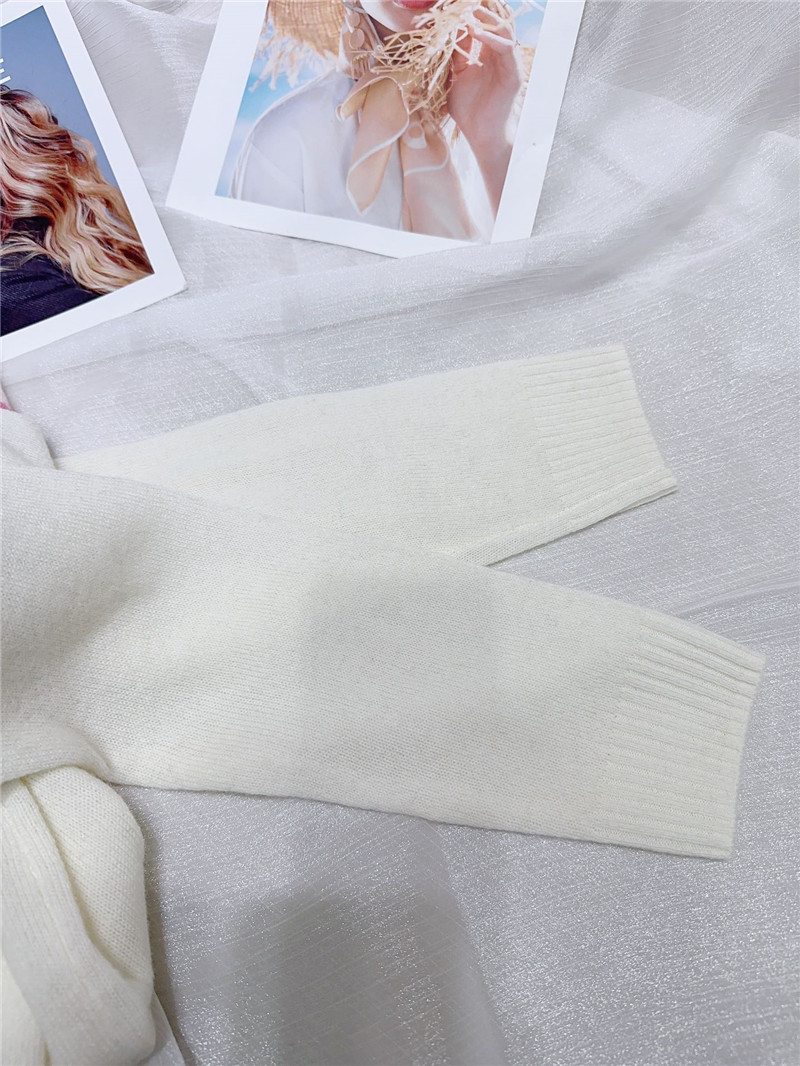 Ch**el logo cashmere sweater in elegant white