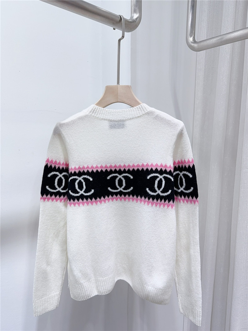 Ch**el logo cashmere sweater in elegant white
