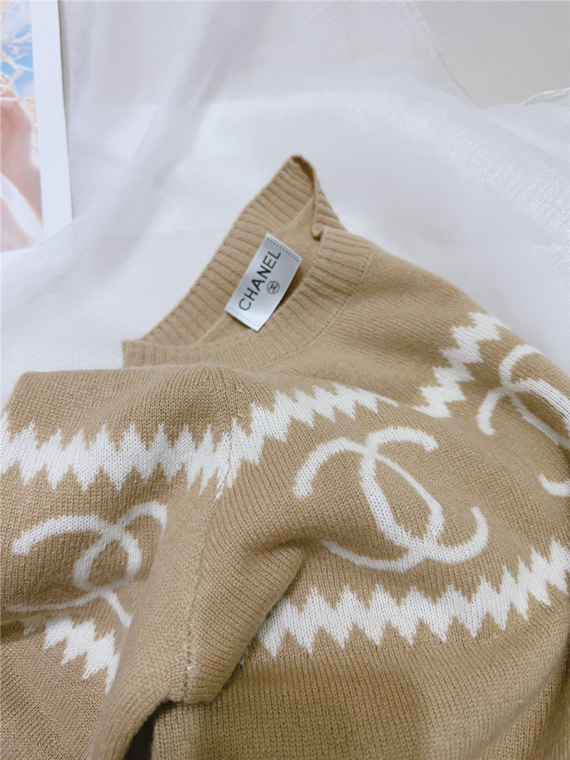 Ch**el logo cashmere sweater in elegant brown