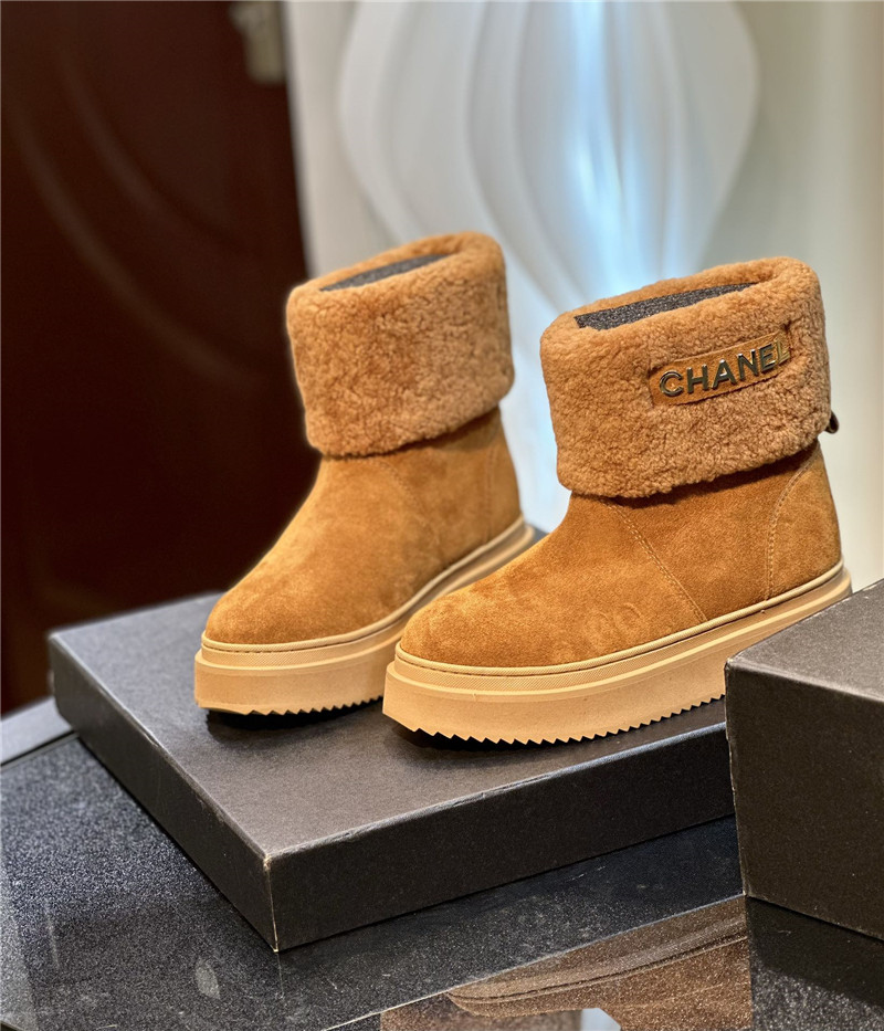 Ch**el brown suede snow boots