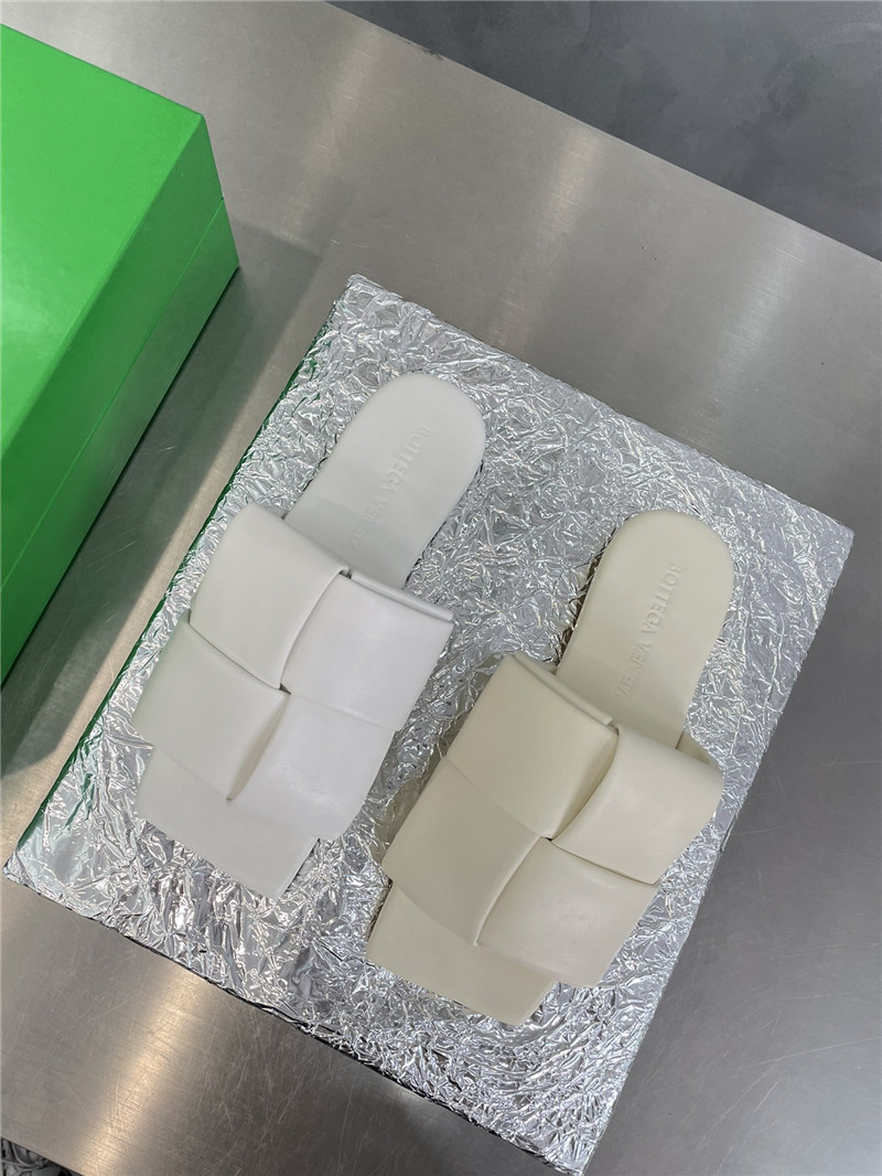 b0tt*ga Ven*ta large windmill block drag