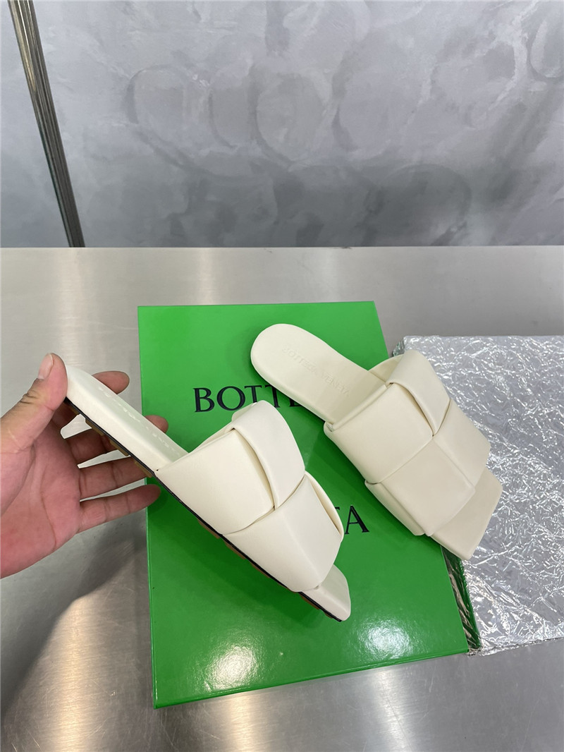 b0tt*ga Ven*ta large windmill block drag