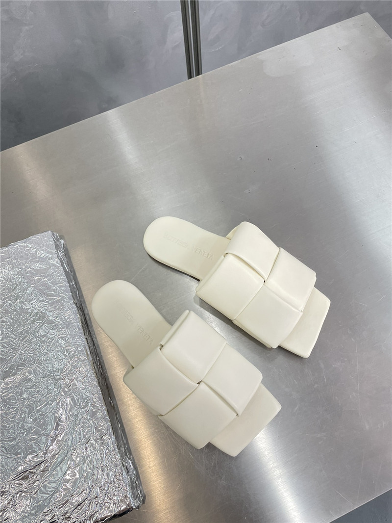 b0tt*ga Ven*ta large windmill block drag