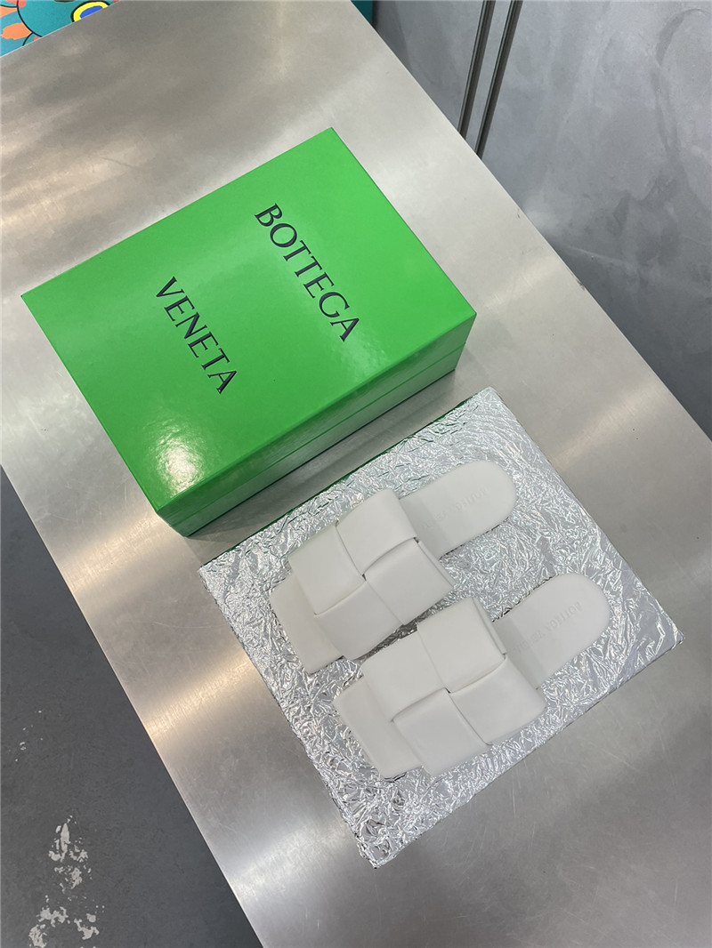 b0tt*ga Ven*ta large windmill block drag