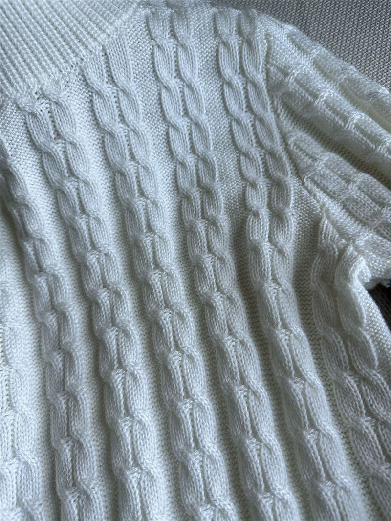 Gvc*1 high collar cable sweater