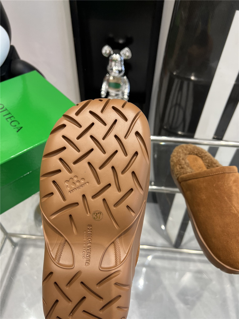 b0tt*ga Ven*ta round toe snow boots fur slides