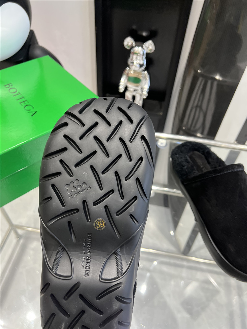 b0tt*ga Ven*ta round toe snow boots fur slides