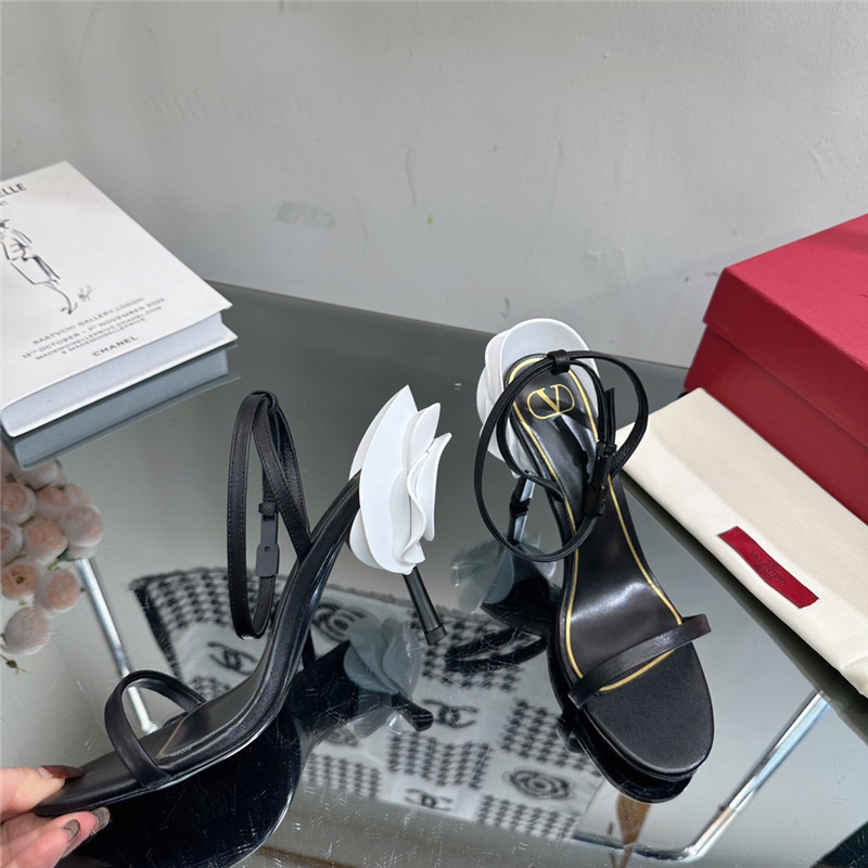 Va1e*ntin0 lacquered flower embellished high heel sandals