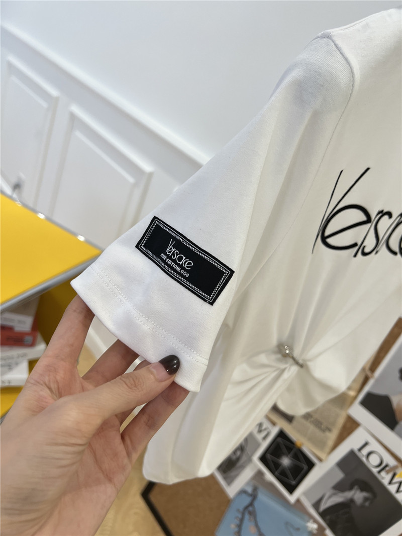 Versace new embroidered pin T-shirt