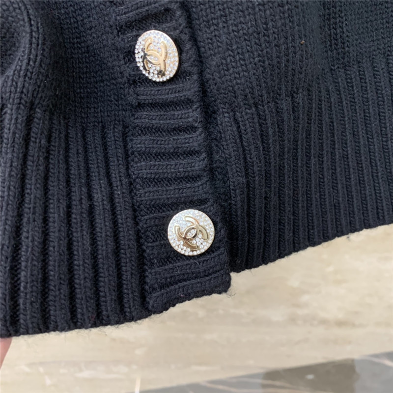 Ch**el colorful logo v-neck cardigan black