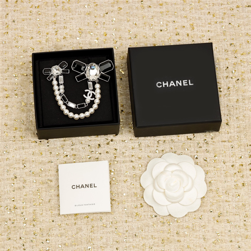 Ch**el bow double c brooch