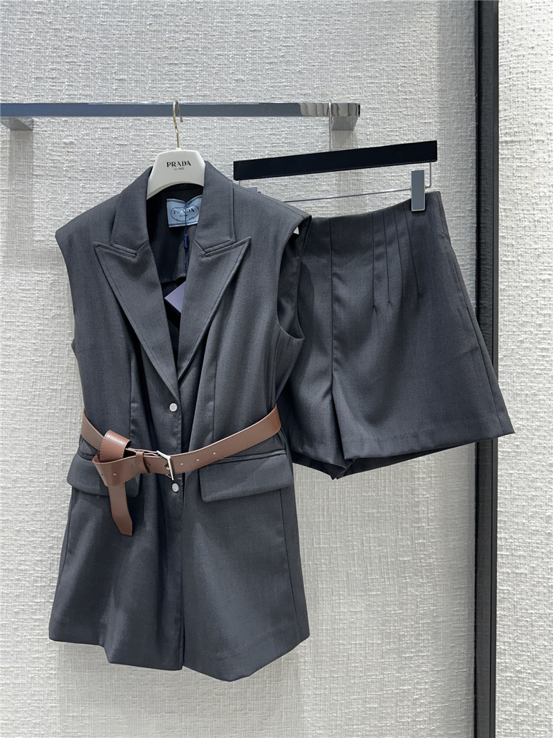 Pra*a premium gray vest shorts suit