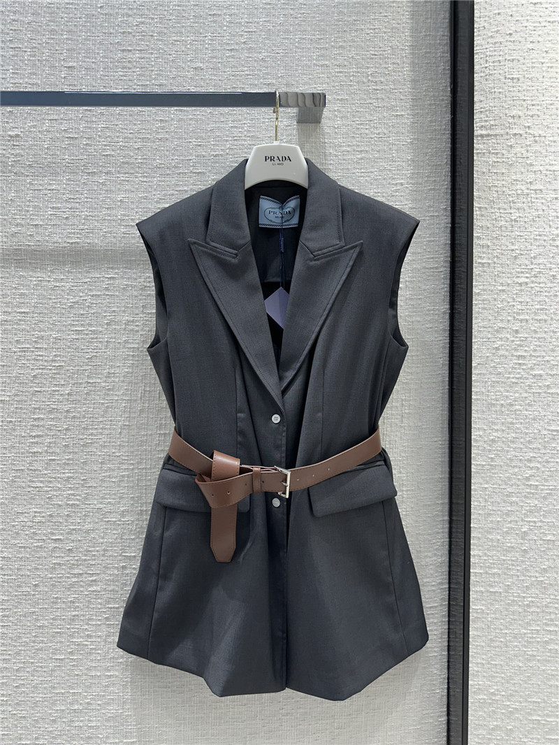 Pra*a premium gray vest shorts suit