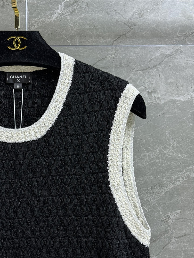 Ch**el sleeveless knitted skirt