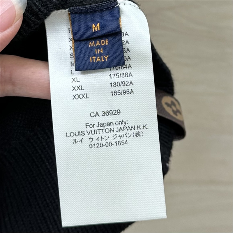 l0vis vvtt0n lv round neck square D1am0nd trim design top