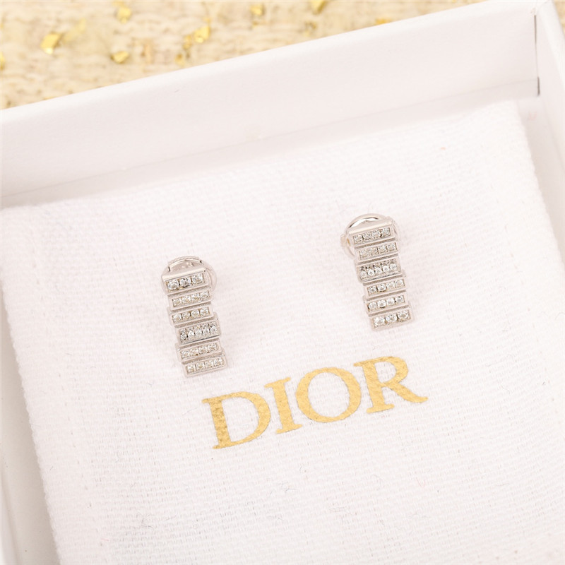 D10r gem earrings
