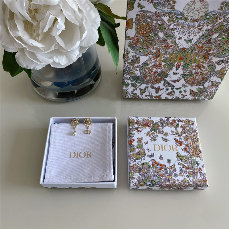 D10r sun asymmetrical earrings