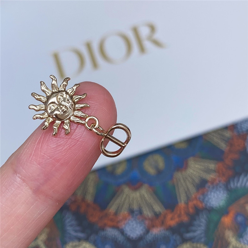 D10r sun asymmetrical earrings