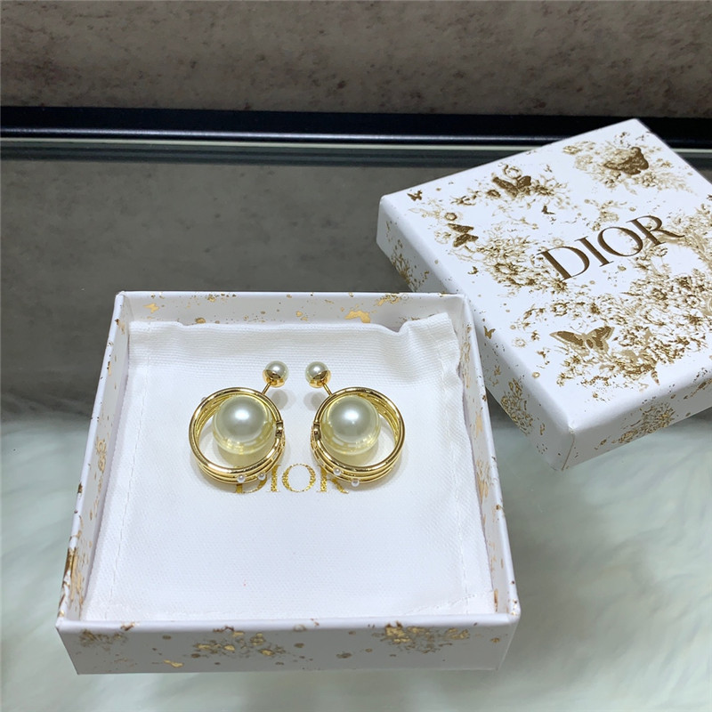 Ch**el letter double c earrings