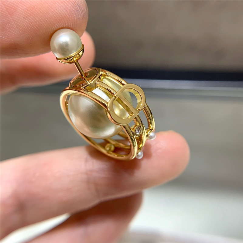 Ch**el letter double c earrings