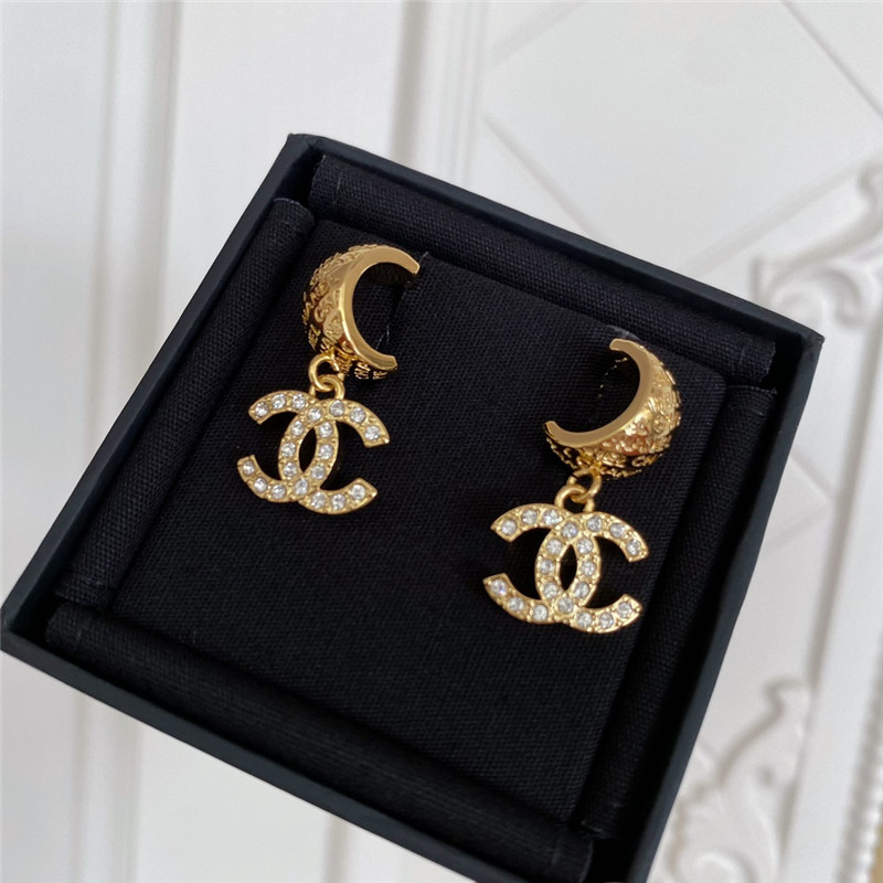 Ch**el letter double c earrings