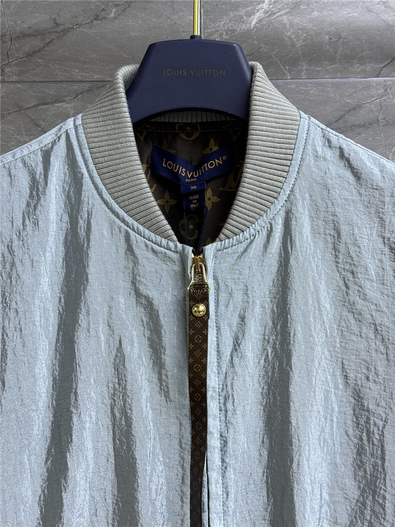 l0vis Vvtt0n lv blue pleated jacket