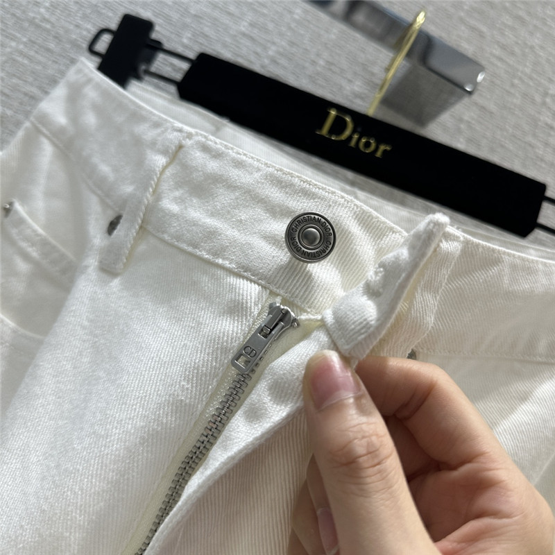 D10r age-reducing raw edge design straight jeans