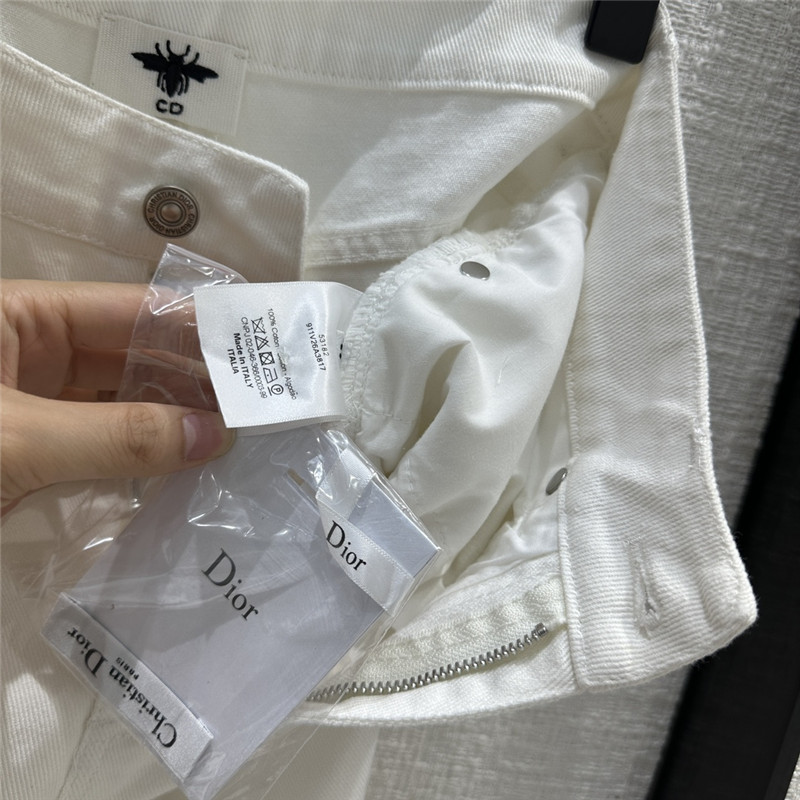 D10r age-reducing raw edge design straight jeans