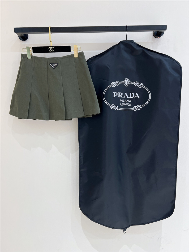 Pra*a new pleated skirt