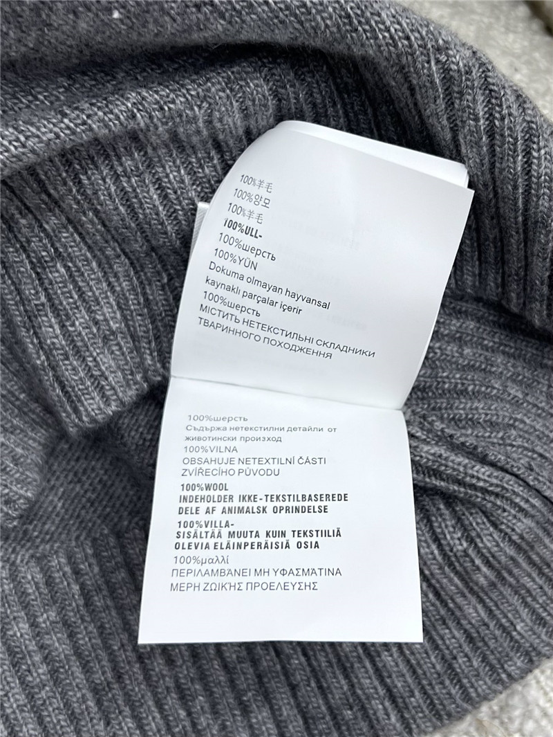 pra*a D1am0nd neckline vest