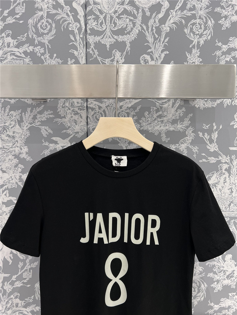 D10r printed number 8 t-shirt