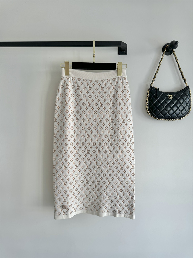 l0vis Vvtt0n lv sweater + high-waisted slim skirt suit