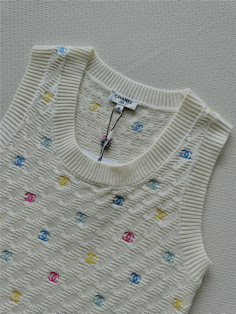 Ch**el colorful full logo vest white