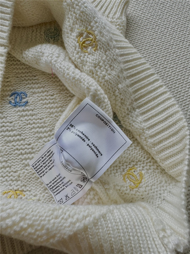 Ch**el colorful full logo vest white